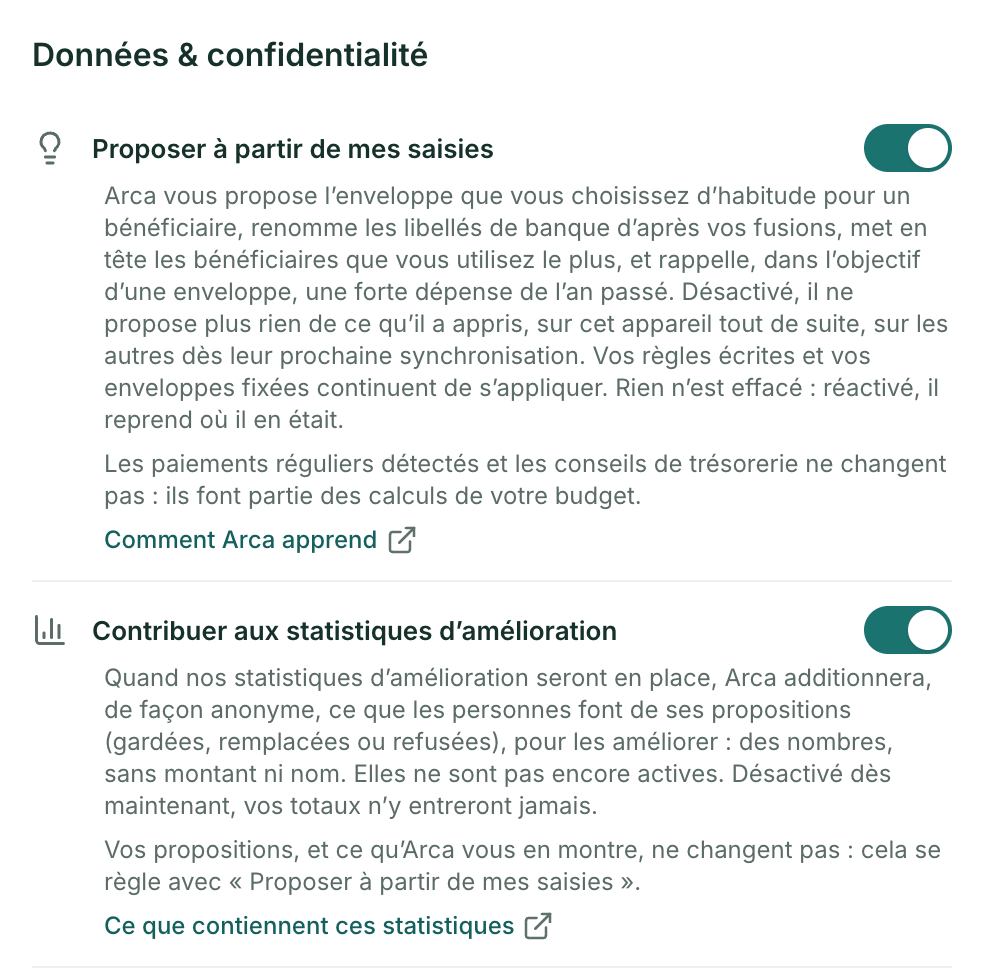 La section Données & confidentialité des Réglages d’Arca. Deux interrupteurs activés : « Proposer à partir de mes saisies » et « Contribuer aux statistiques d’amélioration », chacun suivi de son texte d’aide et d’un lien vers la politique de confidentialité.